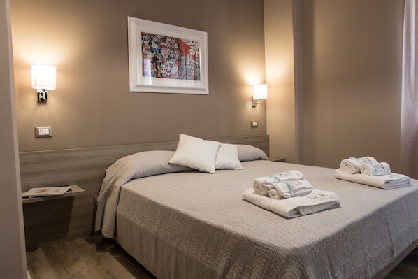 Escritorio, sistema de insonorización, cunas gratuitas y wifi gratis 