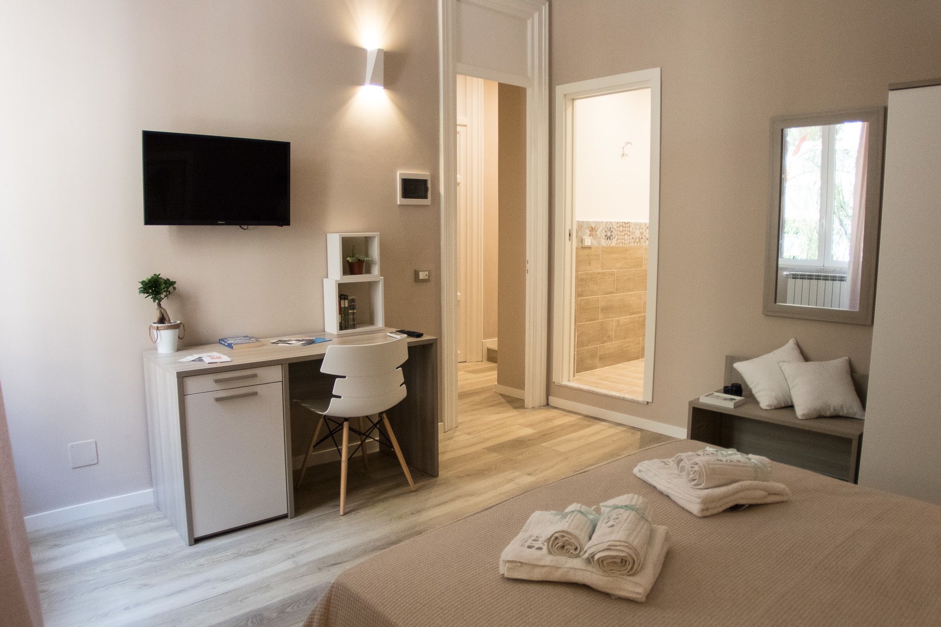 Camera con letto matrimoniale o 2 letti singoli | Una scrivania, insonorizzazione, culle/letti per bambini (gratuiti)