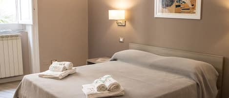 غرفة مزدوجة | مكتب وتجهيزات عازلة للصوت وأسرّة أطفال/رضّع (مجانًا) وواي فاي مجانًا