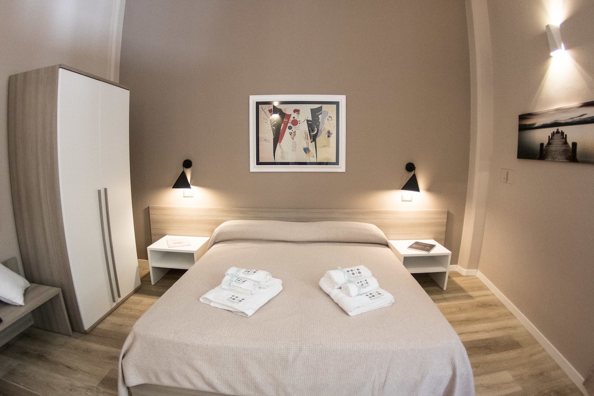 Kamer, 1 twee- of 2 eenpersoonsbedden | Een bureau, geluiddichte muren, gratis babybedden, gratis wifi