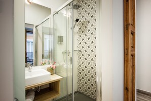 Shower, free toiletries, hair dryer, towels - Jardines Boutique (Madrid)