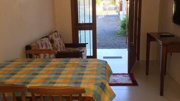 Apartamento superior, 2 quartos, vista para a cidade, no pátio | Opções para refeição no quarto