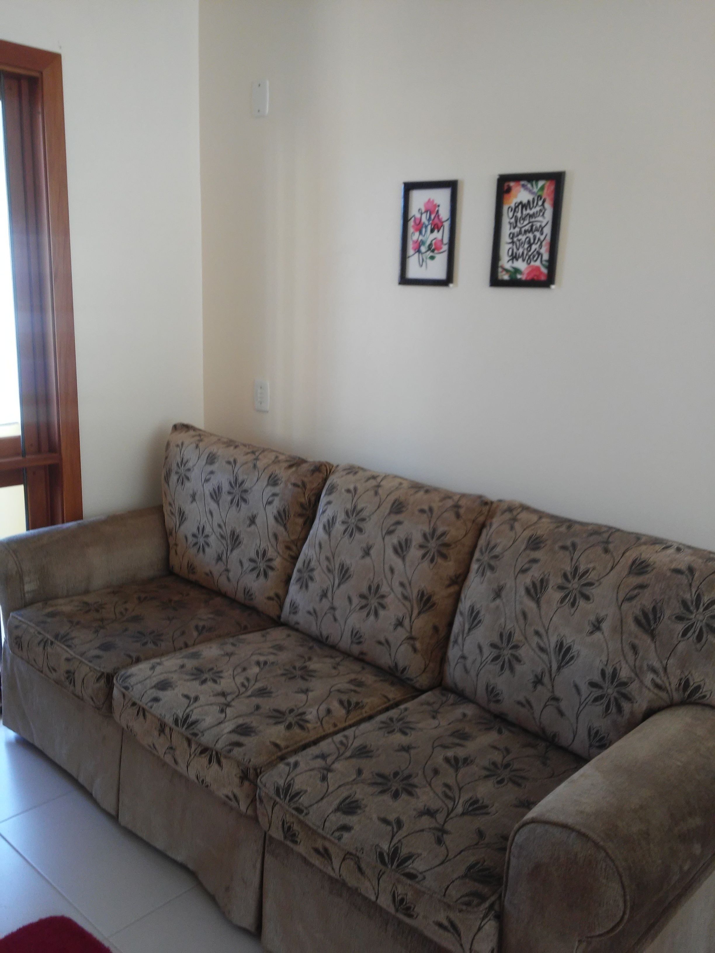 Apartamento superior, 2 quartos, vista para a cidade, no pátio | Área de estar | TV de tela plana