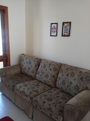 Apartamento superior, 2 habitaciones, vistas a la ciudad, en la zona del patio | Zona de estar | Una televisión de pantalla plana