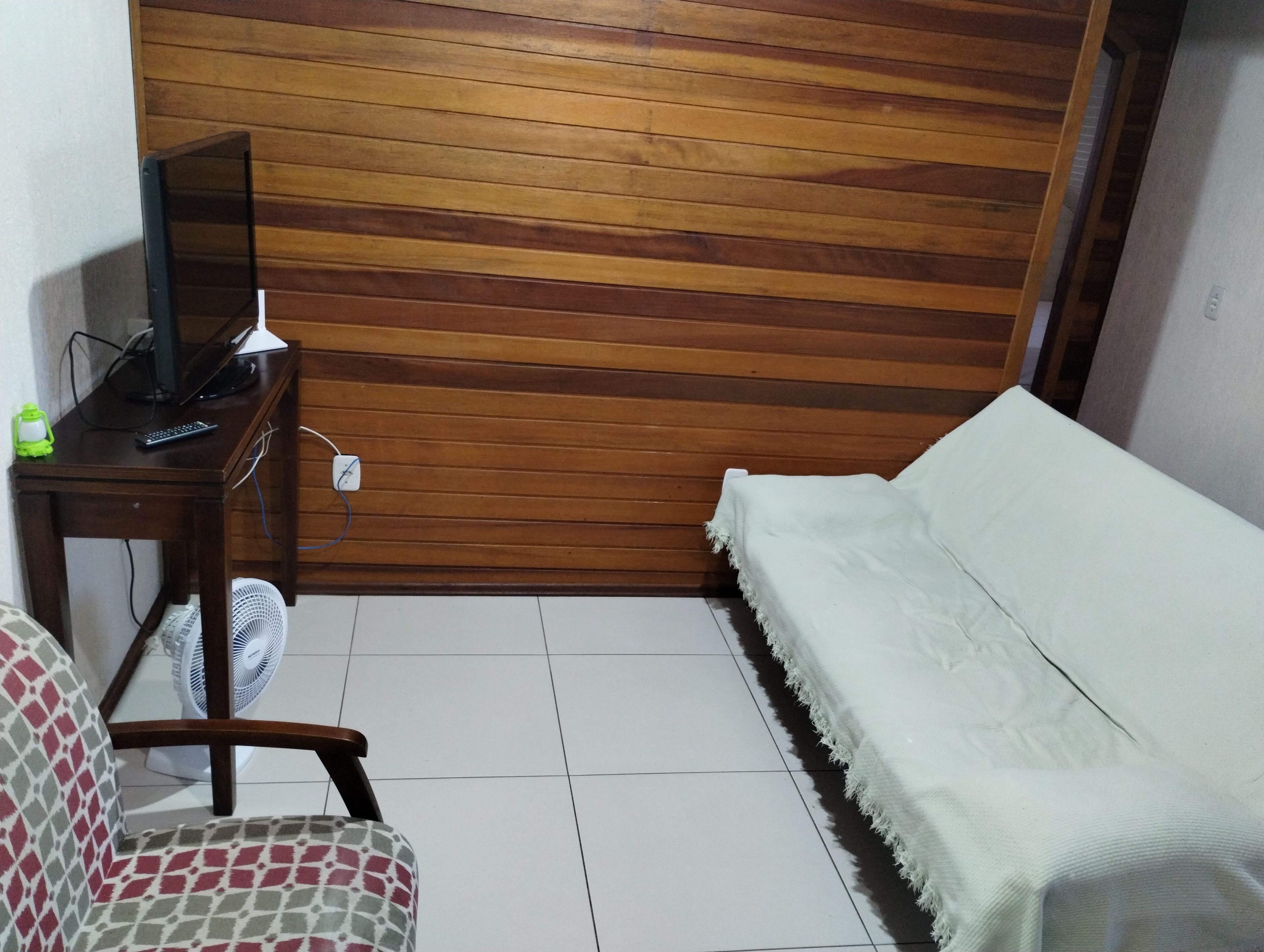 Geladeira, fogão, cooktop, talheres/pratos/utensílios de cozinha