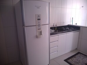 Fridge, oven, stovetop, cookware/dishes/utensils - Apartamento Theobald (Tres Coroas)