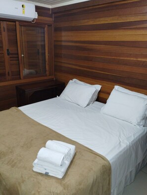 1 bedroom, premium bedding, individually furnished, blackout drapes - Apartamento Theobald (Tres Coroas)