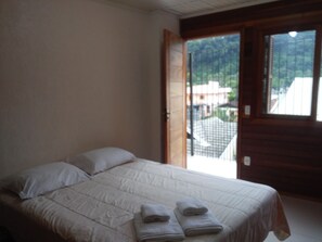 1 bedroom, premium bedding, individually furnished, blackout curtains - Apartamento Theobald (Tres Coroas)
