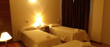 Habitación triple | Escritorio, tabla de planchar con plancha y cunas gratuitas