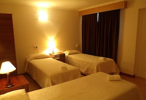 Chambre triple | Bureau, fer et planche à repasser, lit de bébé (gratuit)