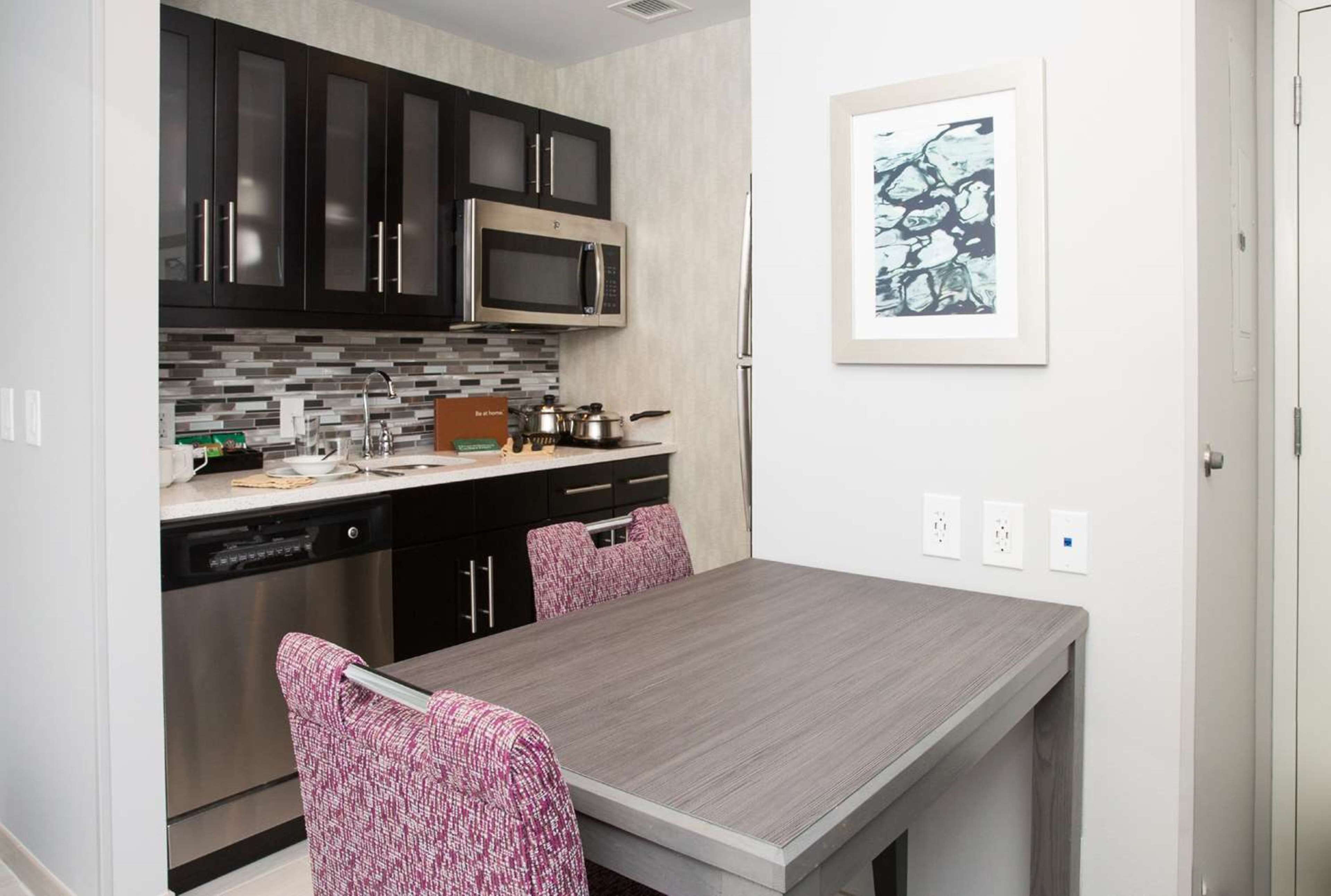 Full-size fridge, microwave, stovetop, dishwasher