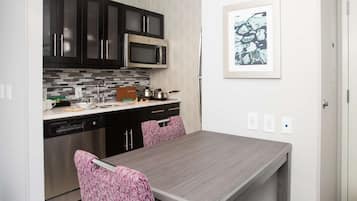 Full-size fridge, microwave, stovetop, dishwasher