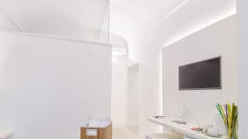 Comfort Double or Twin Room | Ruang tamu | TV LED