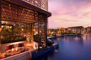 室外游泳池，06:00 至 22:00 开放，免费小屋，池畔遮阳伞