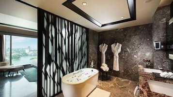 Executive Suite, 1 Bedroom, Non Smoking - with Executive Lounge Access | Bathroom | Deep soaking tub, rainfall showerhead, free toiletries, hair dryer