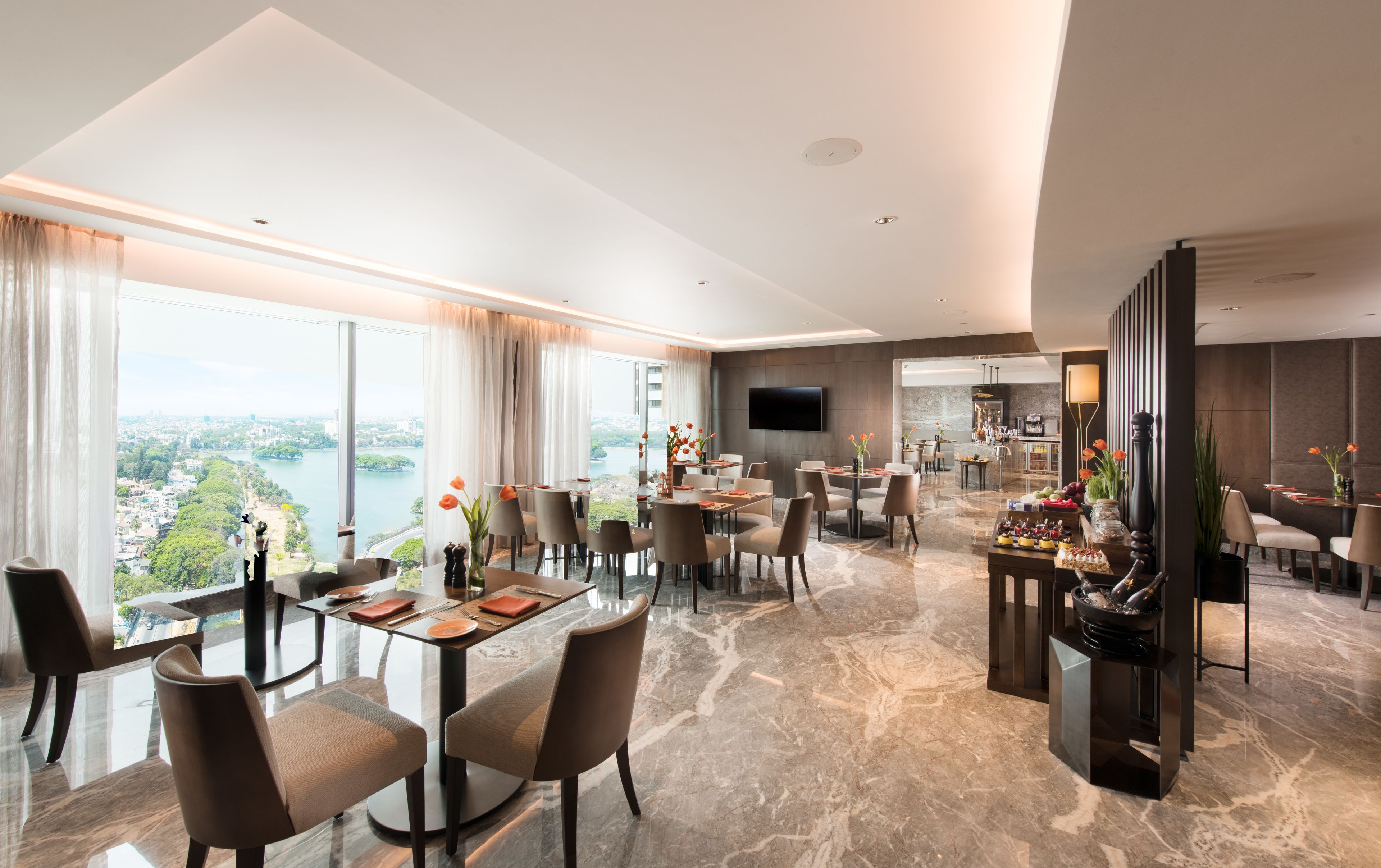 Un comedor de hotel moderno con vistas a la ciudad.