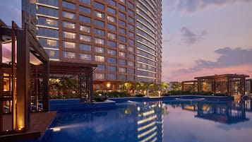 Alberca al aire libre y camas balinesas gratuitas