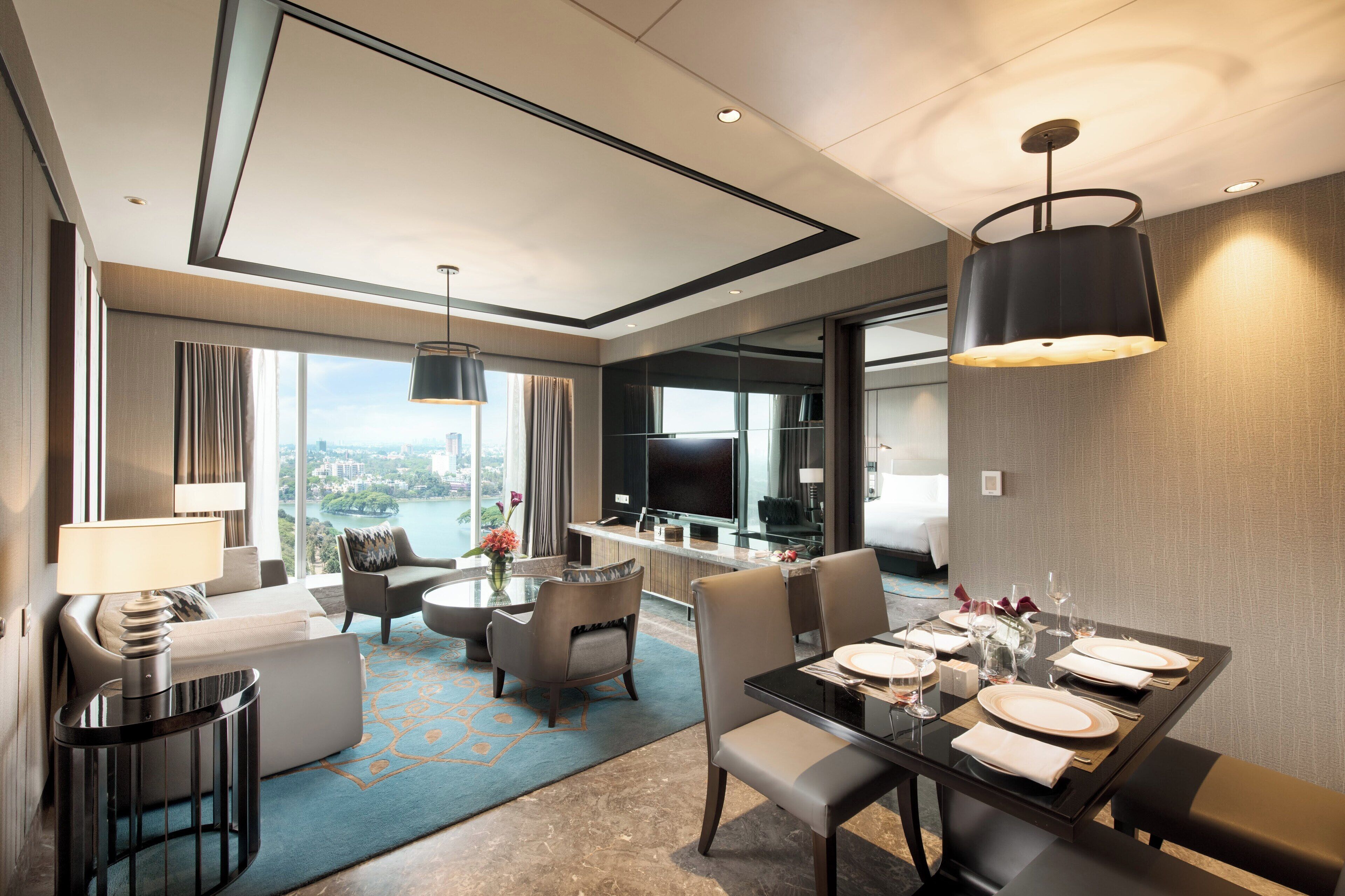 Executive Suite, 1 Bedroom, Non Smoking - with Executive Lounge Access | Peralatan tempat tidur hipoalergenik, bar mini, peti besi dalam bilik 