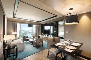 Executive Suite, 1 Bedroom, Non Smoking - with Executive Lounge Access | Hypo-allergenic bedding, minibar, in-room safe, desk - Conrad Bengaluru (Bengaluru)