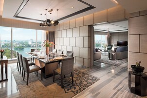 Suite, 1 King Bed, Non Smoking  - with Executive Lounge Access | 起居区 | 55-英寸液晶电视（配备数码频道）