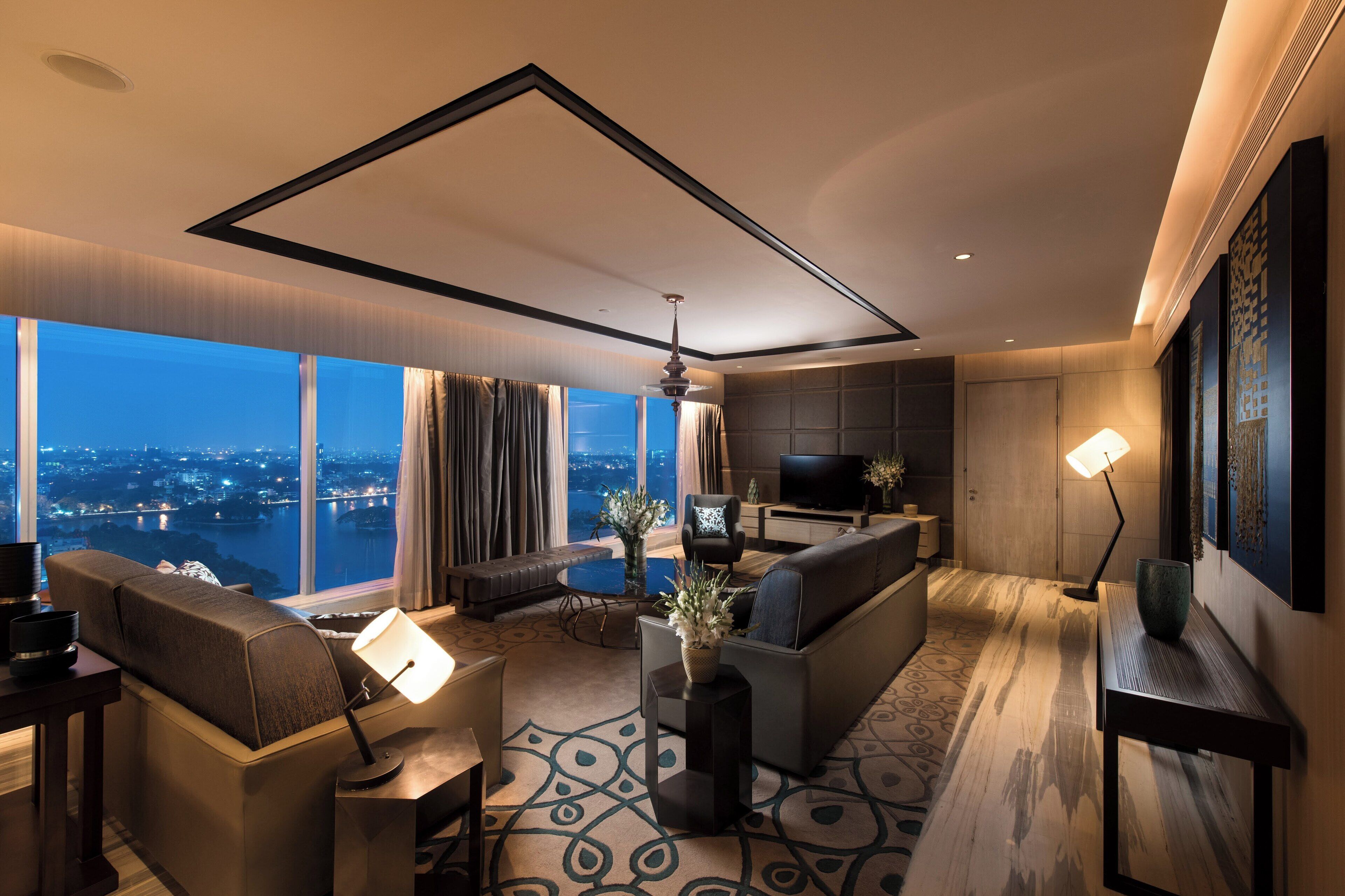 Suite, 1 King Bed, Non Smoking  - with Executive Lounge Access | Área de sala de estar | Televisión LCD de 55 pulgadas con canales digitales 