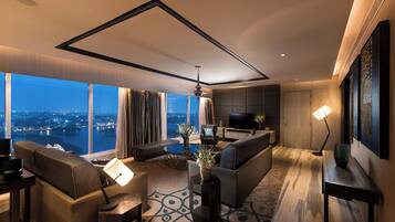 Suite, 1 King Bed, Non Smoking - with Executive Lounge Access | Oleskelualue | 55–tuumainen LCD-televisio, jossa digitaalikanavat