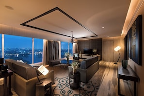 Suite, 1 King Bed, Non Smoking - with Executive Lounge Access | Zona de estar | Televisión LCD de 55 pulgadas con canales digitales