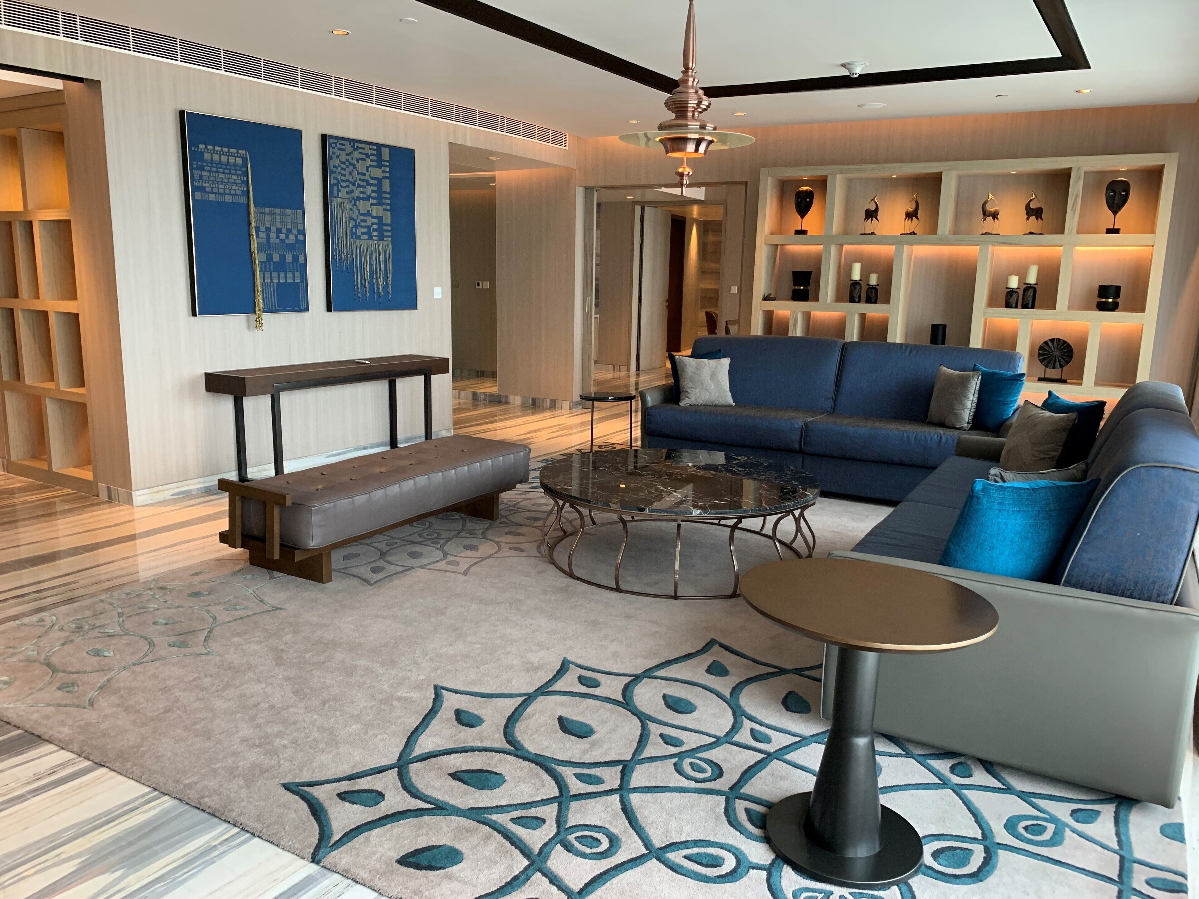 Suite, 1 King Bed, Non Smoking  - with Executive Lounge Access | Ruang tamu | 55 inci televisyen LCD dengan digital 