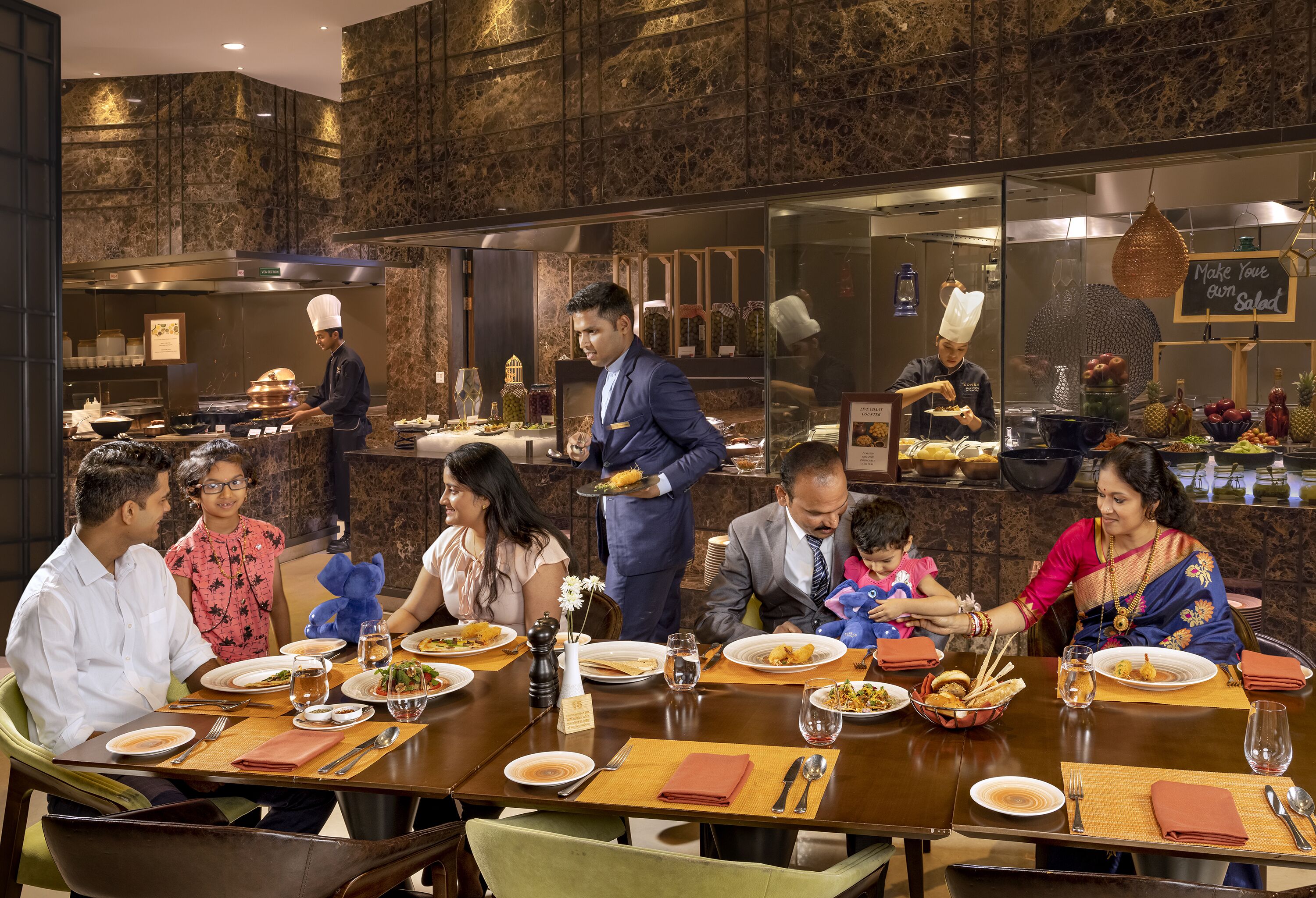 Un restaurant avec un mur en marbre et un espace buffet.