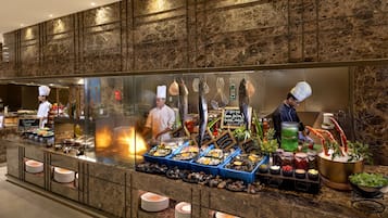 Una mesa de buffet con mariscos, ensaladas y diversos platos.