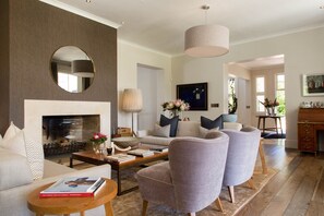 Luxury Villa, 6 Bedrooms | Living area