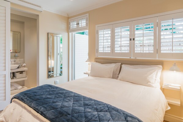 Courtyard Room | Ropa de cama de alta calidad y escritorio