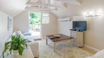 Loft Apartment | Living area | Flat-screen TV