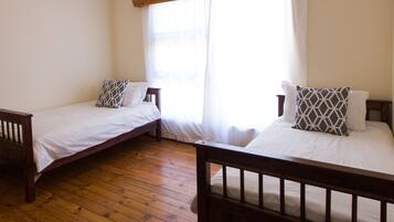 Beach House Self Catering  | 3 phòng ngủ, bàn, bàn ủi/dụng cụ ủi quần áo