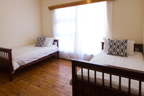 Beach House Self Catering  | 3 phòng ngủ, bàn, bàn ủi/dụng cụ ủi quần áo 