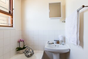 Beach House Self Catering  | Phòng tắm | Đồ dùng nhà tắm miễn phí, khăn tắm 