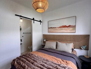 3 bedrooms, desk, iron/ironing board, free WiFi