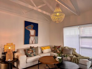 Flat-screen TV - Loddeys Beach House (Cape Town)