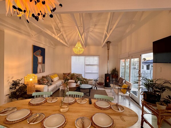 Beach House Self Catering  | Área de sala de estar | Televisión de pantalla plana 