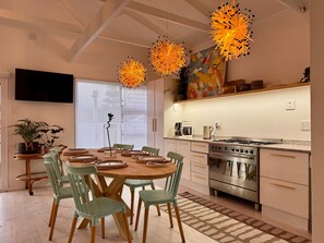 Beach House Self Catering | Cozinha privada | Geladeira, micro-ondas, fogão, cooktop
