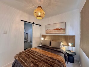 3 bedrooms, desk, iron/ironing board, free WiFi - Loddeys Beach House (Cape Town)