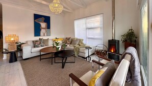 Una sala de estar con sofá, mesa de centro y chimenea.