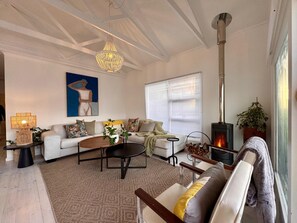 Flat-screen TV - Loddeys Beach House (Cape Town)