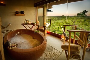 Deep soaking bathtub - Makumu Private Game Lodge (Bushbuckridge)