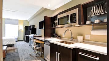 Caja de seguridad en la habitación, escritorio y cortinas blackout