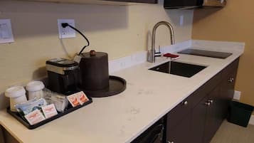 Comfort Suite, 1 Queen Bed, Non Smoking | Coffee and/or coffee maker
