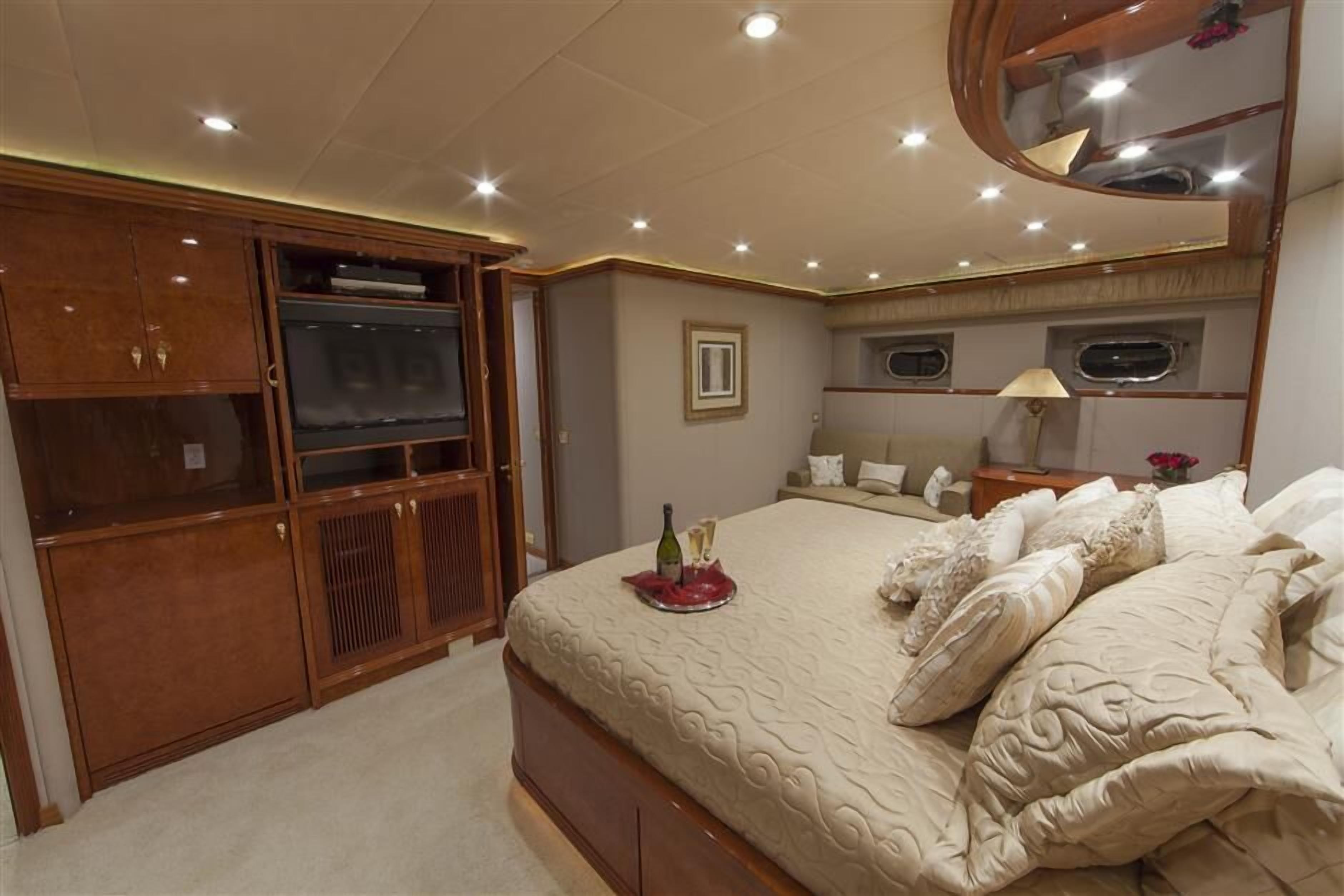 أغطية فراش متميزة وخزنة داخل الغرفة ومكواة/لوح كي وواي فاي مجانًا