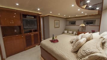 Signature Double Room, 1 King Bed, Jetted Tub | Premium bedding, in-room safe, iron/ironing board, free WiFi