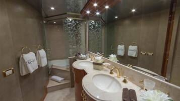 Signature Double Room, 1 King Bed, Jetted Tub | Bathroom | Free toiletries, towels