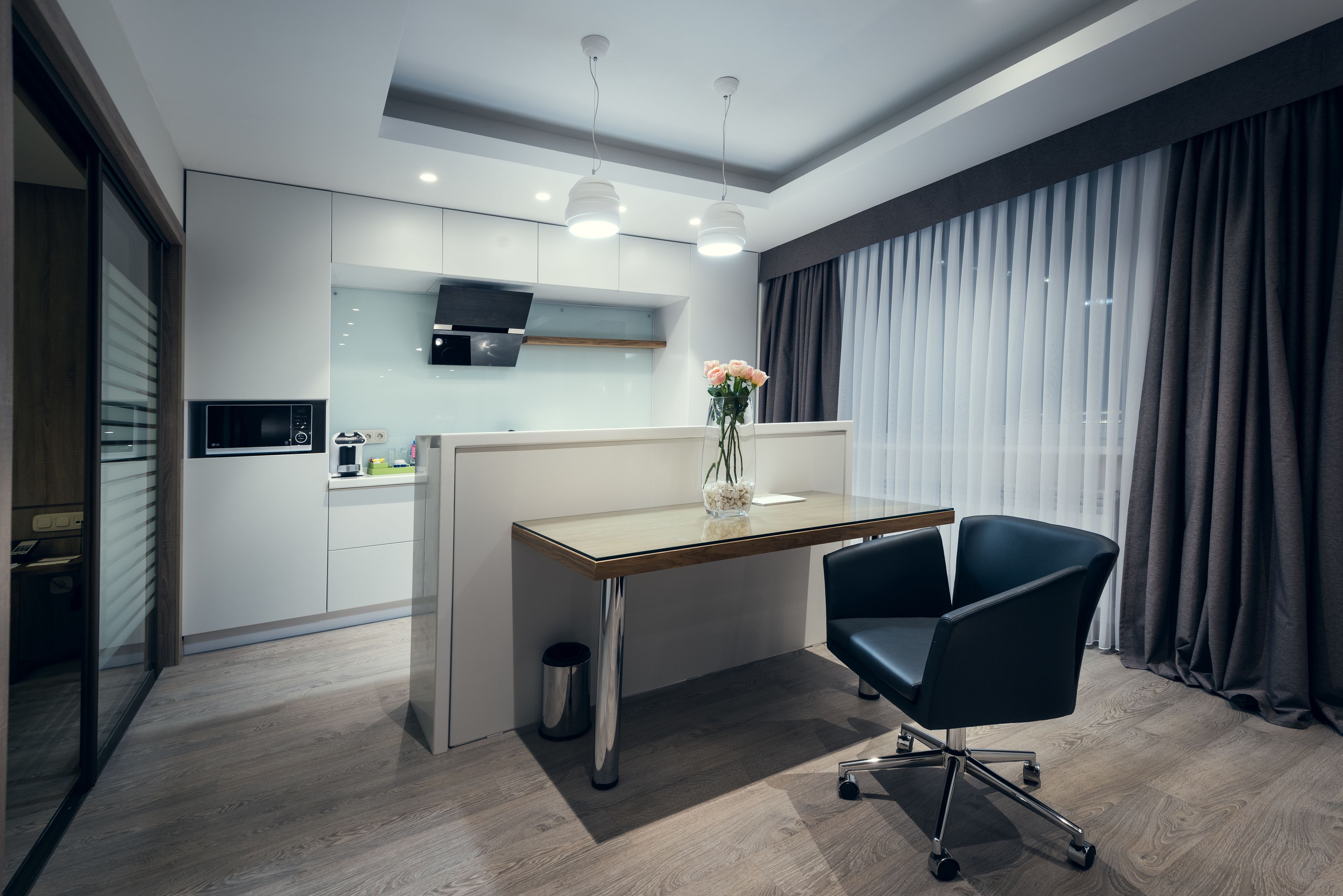 fridge, coffee/tea maker, electric kettle